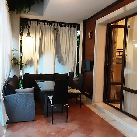 Oasis & 2, Apartment